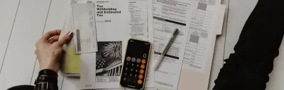 Illustration comparing free and paid AI course options side by side